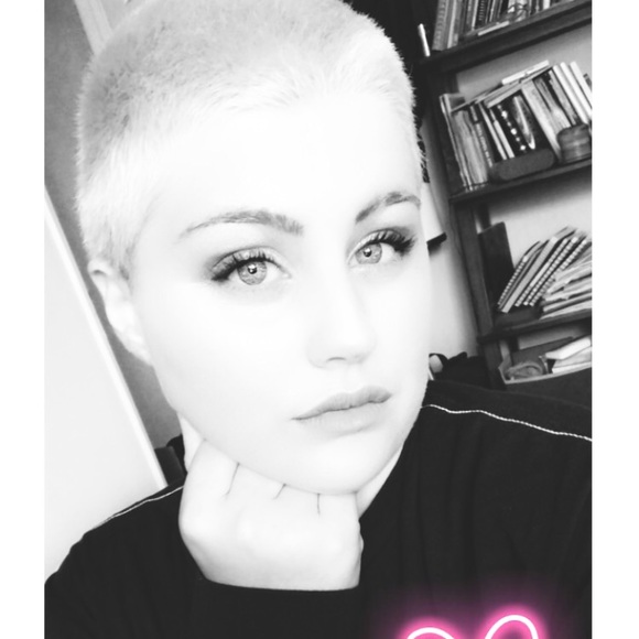 Meet your Posher, Megan 🙋🏼♀️ - Picture 3 of 3